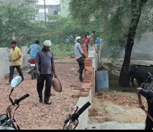 सासनी : इंटरलॉकिंग सड़क निर्माण को लेकर विवाद, निजी जमीन पर निर्माण का आरोप