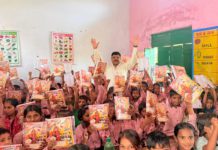 हाथरस : सेवा संकल्प पखवाड़े के तहत विद्यालय में पाठ्य सामग्री का वितरण: पूर्व पालिकाध्यक्ष ने छात्रों को राष्ट्रगीत ‘वंदे मातरम्’ कंठस्थ करने हेतु किया प्रेरित