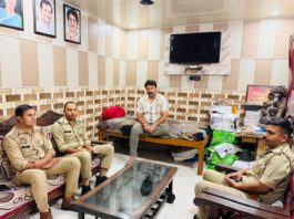 हाथरस : ₹2000 से अधिक UPI लेनदेन पर MDR के विरोध में कांग्रेस जिलाध्यक्ष पं. विवेक उपाध्याय हाउस अरेस्ट