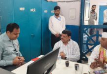 हाथरस किला रेलवे स्टेशन के कायाकल्प और नई ट्रेनों के संचालन को लेकर पूर्व पालिका अध्यक्ष आशीष शर्मा ने उप महाप्रबंधक को सौंपा मांग पत्र