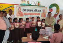 सेवा संकल्प पखवाड़े के तहत पूर्व पालिका अध्यक्ष पंडित आशीष शर्मा द्वारा लगातार विद्यालयों में पाठ्य सामग्री का वितरण: विद्यार्थियों को राष्ट्रगीत ‘वंदे मातरम्’ कंठस्थ करने पर विशेष पुरस्कार की घोषणा