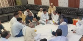 हसायन : समाजसेवी अवधेश कुमार सिंह की माता के निधन पर शोक संवेदनाएं व्यक्त करने पहुंचे जनप्रतिनिधि