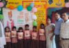हाथरस : सेवा संकल्प पखवाड़े’ के तहत पूर्व पालिकाध्यक्ष पंडित आशीष शर्मा ने गंगोली, नगला कठा और जाफराबाद के विद्यालयों में पाठ्य सामग्री वितरित कर विद्यार्थियों को ‘वंदे मातरम्’ कंठस्थ करने पर विशेष पुरस्कार देने की घोषणा की।
