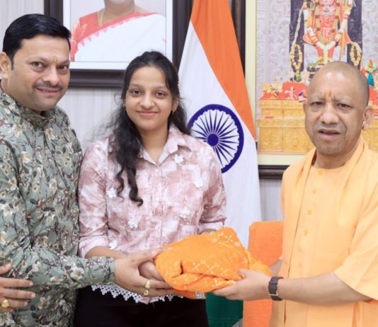 व्यापारी नेता अनुभव अग्रवाल ने प्रतिनिधि मंडल सहित सीएम योगी से की मुलाकात, पुत्री सिद्धि अग्रवाल भी रहीं मौजूद