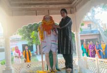 हाथरस : गांधी जयंती पर आदर्श महिला एवं बाल कल्याण संगठन ने महात्मा गांधी को किया नमन