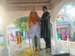 हाथरस : गांधी जयंती पर आदर्श महिला एवं बाल कल्याण संगठन ने महात्मा गांधी को किया नमन