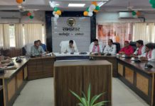 हाथरस : मतदाता सूची को लेकर डीएम की बैठक, पात्र युवाओं के नाम जोड़ने और मृतक व डुप्लीकेट नाम हटाने के निर्देश