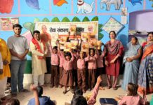 सेवा पखवाड़े के तहत पूर्व पालिकाध्यक्ष पंडित आशीष शर्मा ने स्कूली छात्राओं को बांटे छाते व पाठ्य सामग्री, किया कन्या पूजन