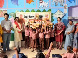 सेवा पखवाड़े के तहत पूर्व पालिकाध्यक्ष पंडित आशीष शर्मा ने स्कूली छात्राओं को बांटे छाते व पाठ्य सामग्री, किया कन्या पूजन