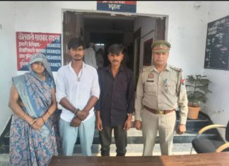 सादाबाद : एक साल बाद घर लौटे मां-बेटा, पुलिस ने परिजनों को सौंपा