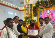 मां कात्यायनी देवी मंदिर पहुंचे न्यू राधा कृष्ण सेवा समिति के पदाधिकारी, ठाकुर देवेंद्र सिंह तोमर का किया सम्मान