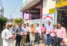 सिकंदराराऊ : भाजपा प्रत्याशियों के समर्थन में पूर्व चेयरमैन आशीष शर्मा ने किया जनसंपर्क