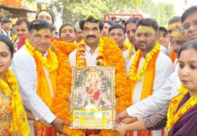 हाथरस : न्यू राधा कृष्ण सेवा समिति की पंचम विशाल पदयात्रा, माता रानी के जयकारों से गूंजा मार्ग