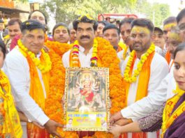 हाथरस : न्यू राधा कृष्ण सेवा समिति की पंचम विशाल पदयात्रा, माता रानी के जयकारों से गूंजा मार्ग
