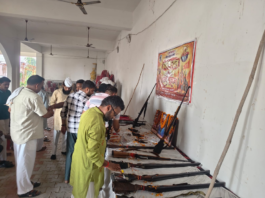 पुरदिलनगर में विश्व हिन्दू परिषद् द्वारा विजयादशमी के शुभ अबसर पर भव्य शस्त्र पूजन का आयोजन किया गया !