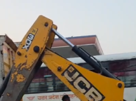 सादाबाद : पशुओं के अवशेषों से भरी मैक्स पिकअप पलटी, बड़ा हादसा टला
