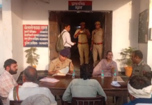 सादाबाद कोतवाली पर आगामी त्यौहारों को लेकर एसडीएम और सीओ ने की फीस कमेटी की बैठक।
